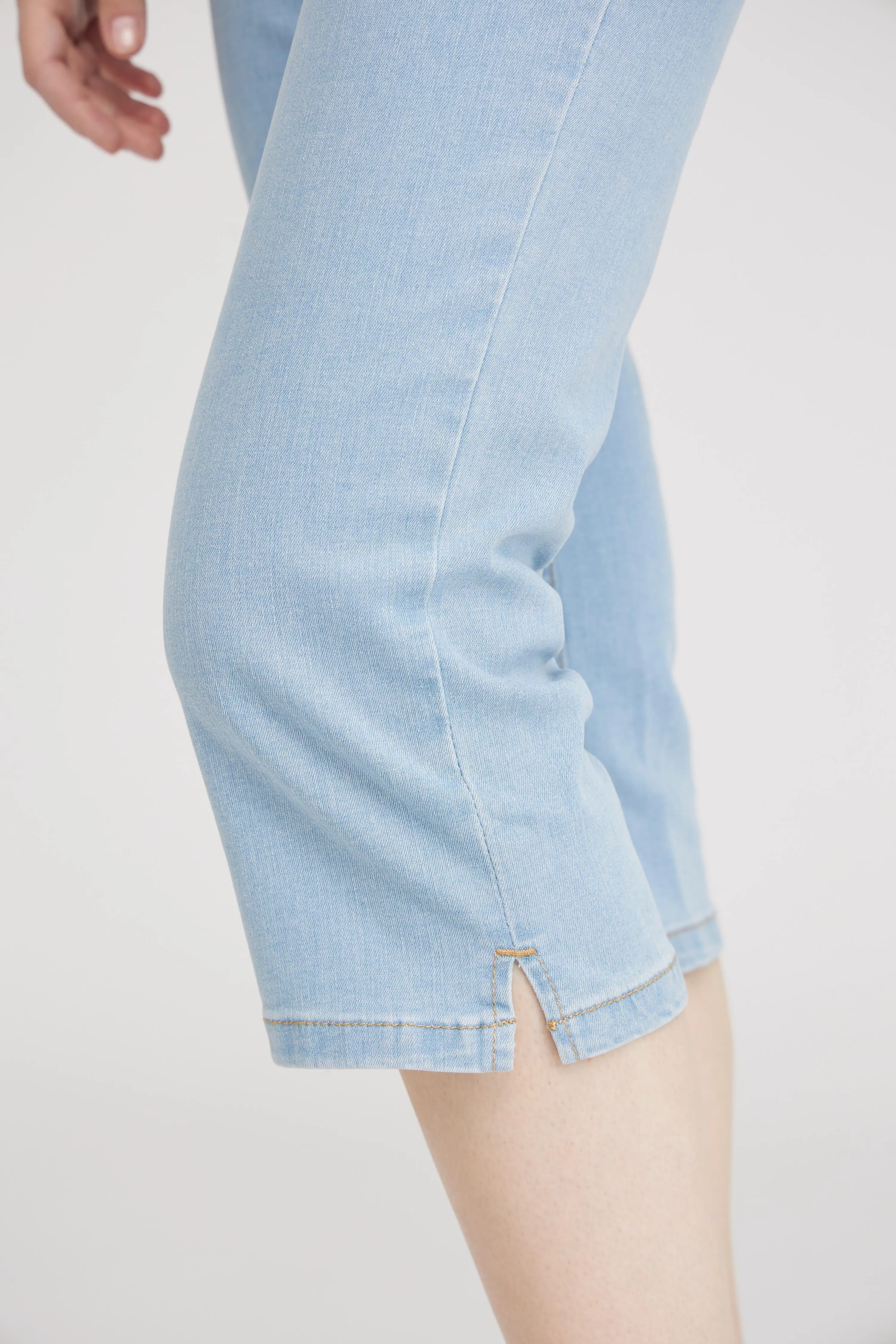 Charlotte Regular Capri Medium Length - Light Blue Denim